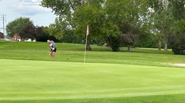 Chipping up to the green at Iyopawa Golf Club.